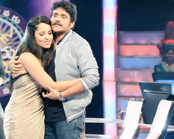 nagarjuna,ramu bava,bujji,hug,ramu bava tho hug,meero evaru kotiswarudu,nagarjuna with anasuya  ఈ హగ్ కు భావమే౦టి సోగ్గాడా?